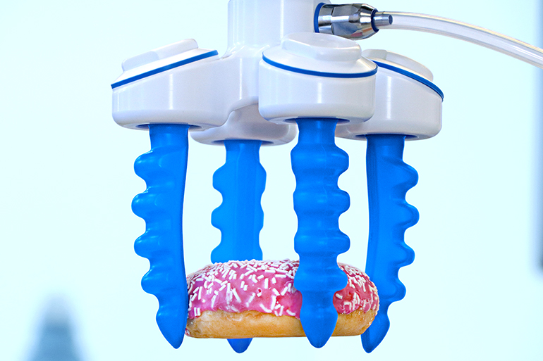 The OFG vacuum gripper has slim and narrow fingers to efficiently grasp and transfer food products with varying shapes. It is also used in logistics and automated systems for picking and packaging small parts.